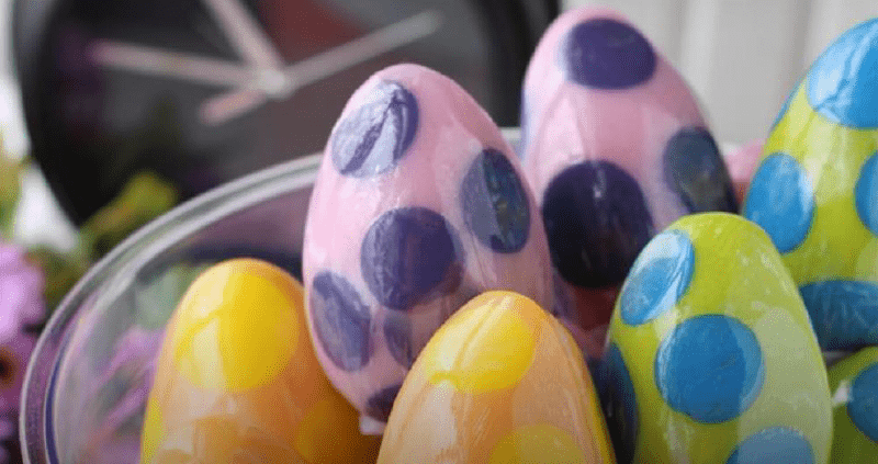 ovos de sabonete com poás coloridos